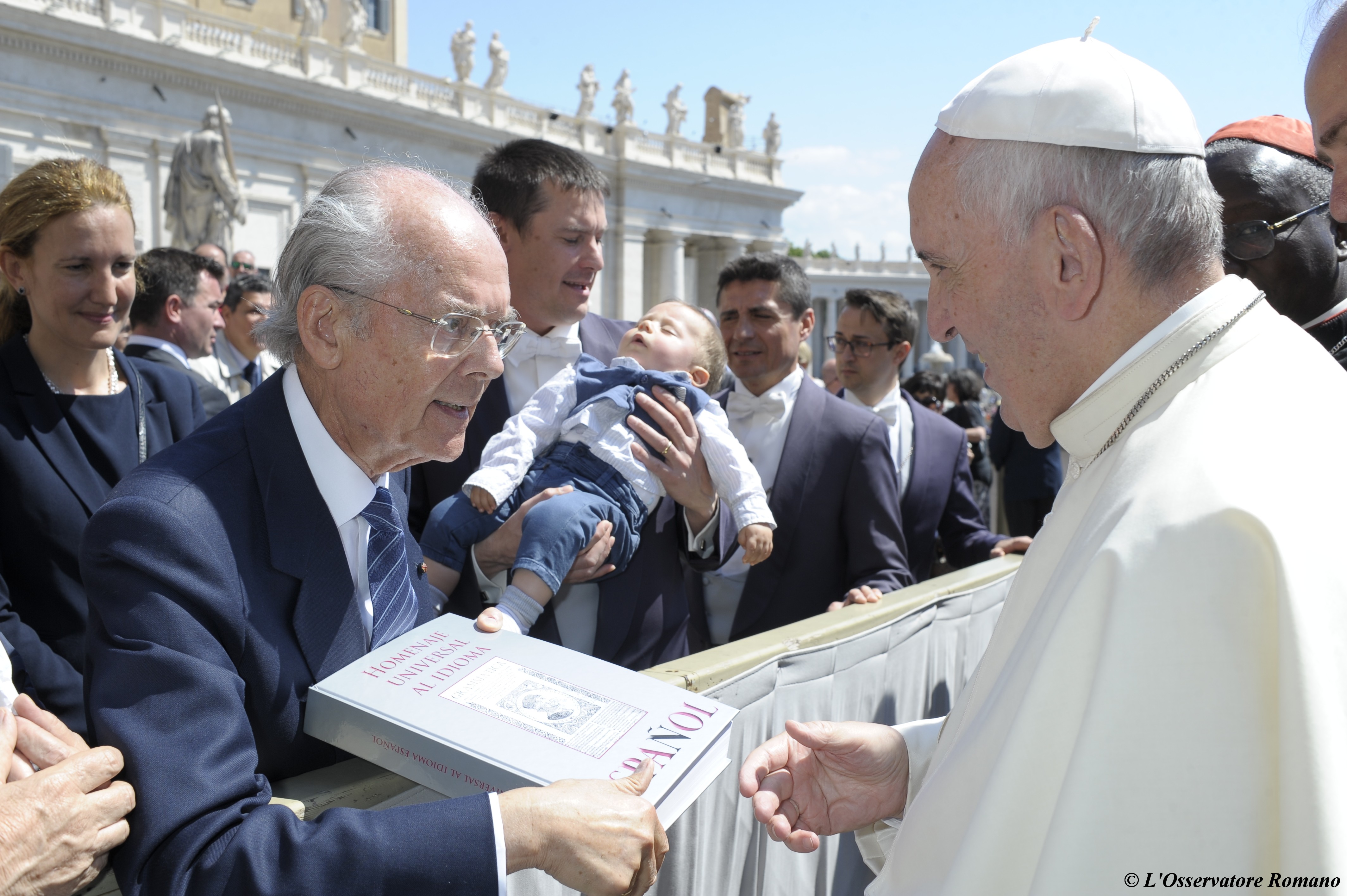 El Papa Francisco recibe el libro sobre el  HOMENAJE UNIVERSAL AL IDIOMA ESPAÑOL