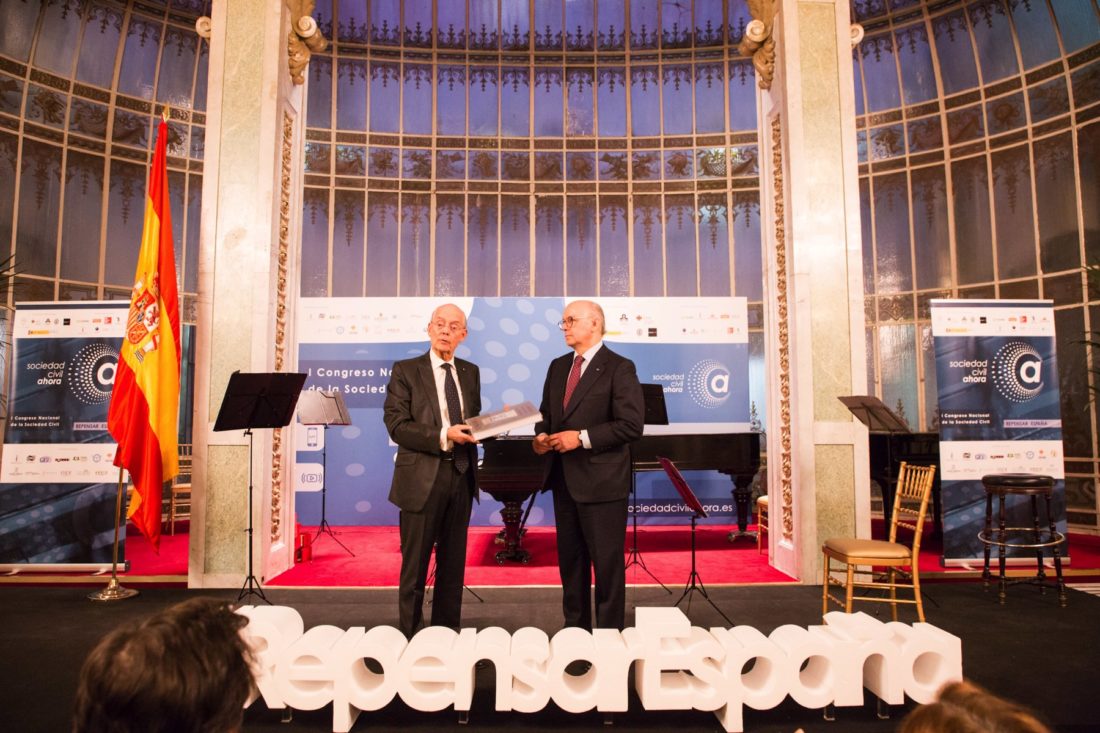 Entregra libros Clausura I Congreso Nacional de la Sociedad Civil