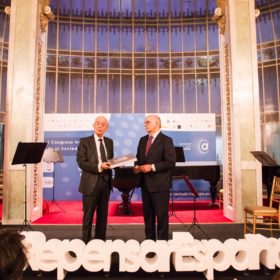 Entregra libros Clausura I Congreso Nacional de la Sociedad Civil