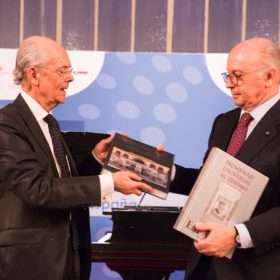 Entregra libros Clausura I Congreso Nacional de la Sociedad Civil