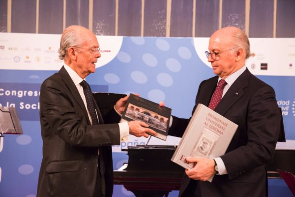 Entregra libros Clausura I Congreso Nacional de la Sociedad Civil