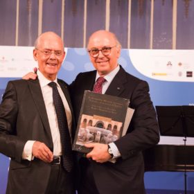 Entregra libros Clausura I Congreso Nacional de la Sociedad Civil