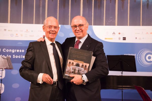 Entregra libros Clausura I Congreso Nacional de la Sociedad Civil